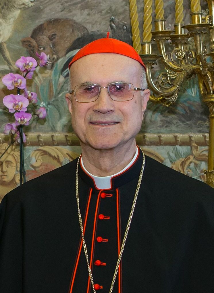 Tarcisio Bertone, cardenal y Secretario de Estado de la Santa Sede